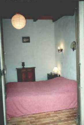 Photo de la chambre du rez de chaussée donnant sur la terrasse